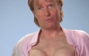 uomo tiene seno finto per 20 anni