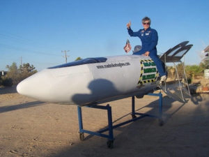 Stunt vola a cavallo di un missile