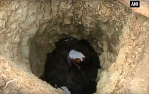 cerca acqua per famiglia, costruisce pozzo da solo