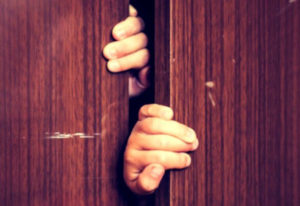 Amante vive in un armadio: scoperto, uccide il marito