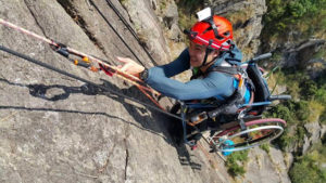 Atleta paraplegico si dà all'arrampicata in sedia a rotelle